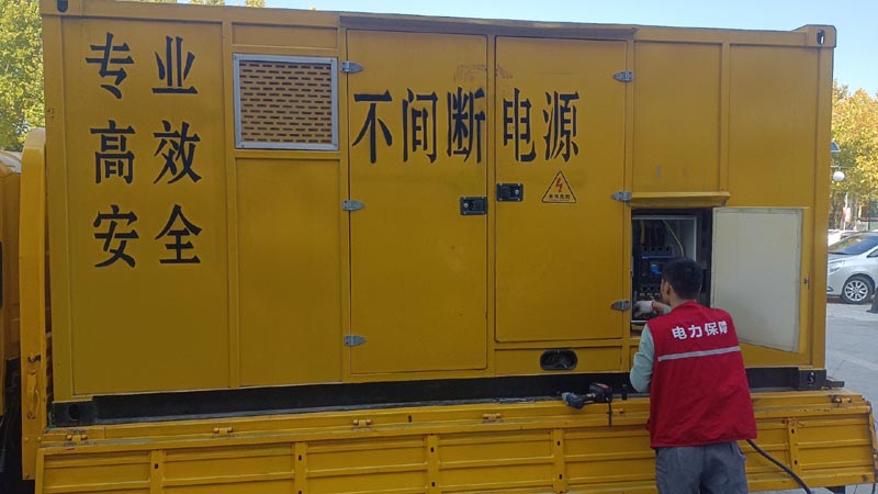 江源柴油发电机组和UPS电源配合使用时，如何避免切换过程中的电力中断？